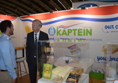 Rechts Anne van Egmond, Kaptein produceert biologische boter.